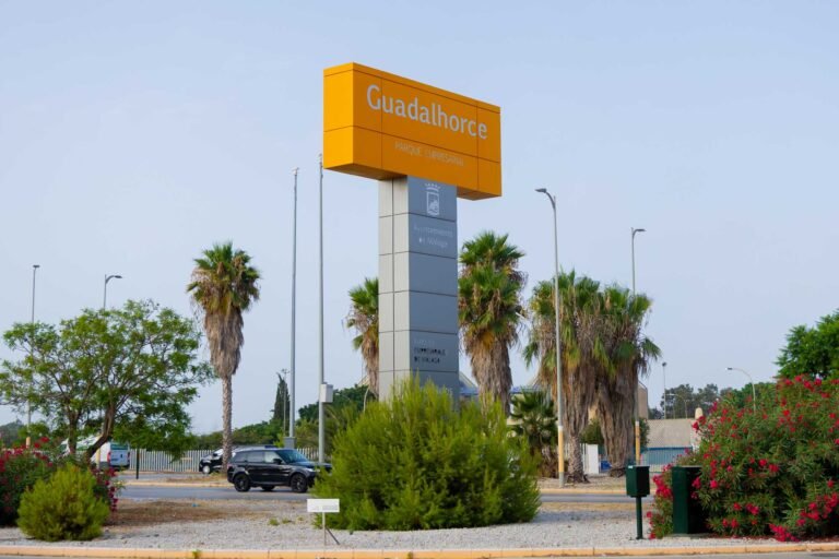 Entrada al Parque Empresarial Guadalhorce con tótem identificativo