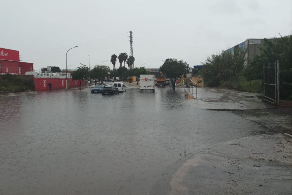 Inundación en el acceso a la estación de Cercanías del Guadalhorce