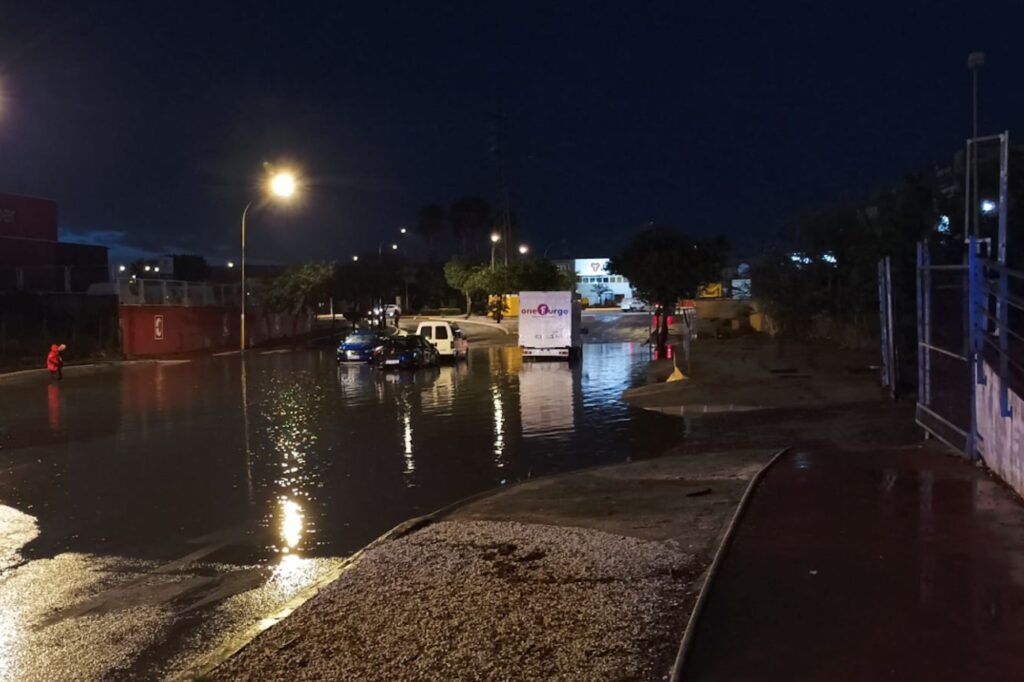 Inundación en el acceso a la estación de Cercanías del Guadalhorce