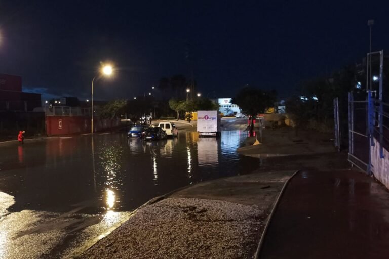 Inundación en el acceso a la estación de Cercanías del Guadalhorce