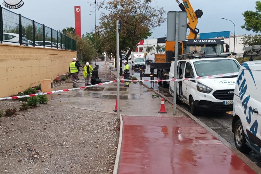 Técnicos de EMASA reparan las bombas de achique junto al acceso a Cercanías del Guadalhorce