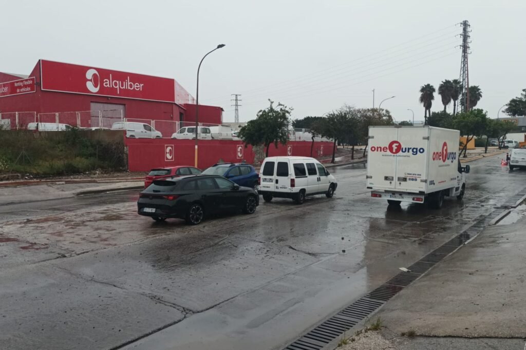 Técnicos de EMASA reparan las bombas de achique junto al acceso a Cercanías del Guadalhorce
