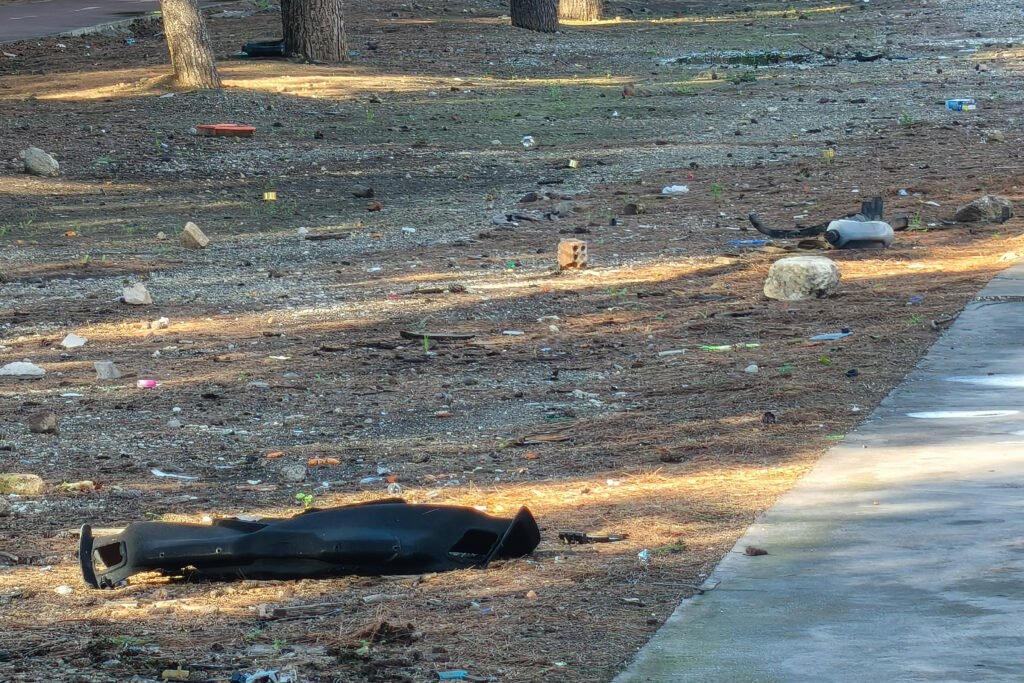 Basura generada por la reparación de vehículos en la vía pública del Polígono Guadalhorce