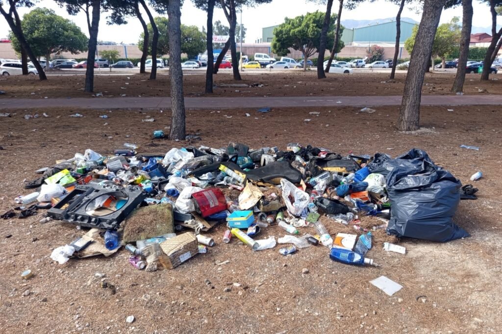 Residuos acumulados en los pinares del Parque Empresarial Guadalhorce.