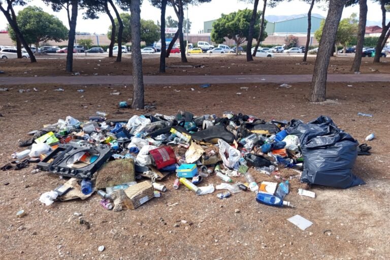 Residuos acumulados en los pinares del Parque Empresarial Guadalhorce