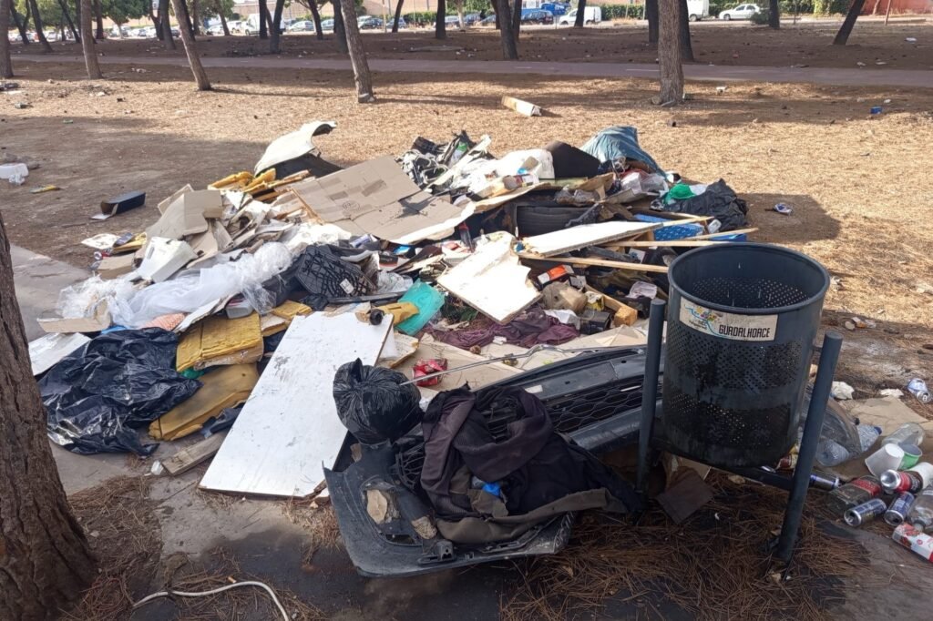 Residuos acumulados en los pinares del Parque Empresarial Guadalhorce.