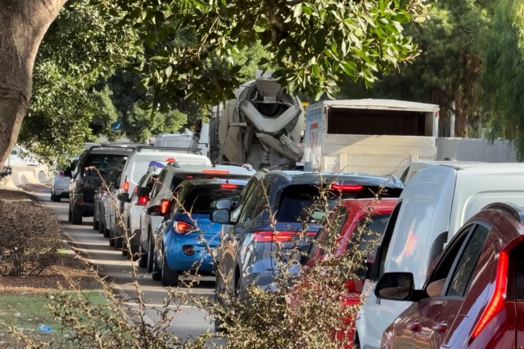 Retenciones de tráfico en el entorno del Parque Empresarial Guadalhorce, en Málaga